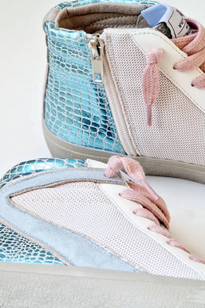 Sneakers blancas con detalles en azul