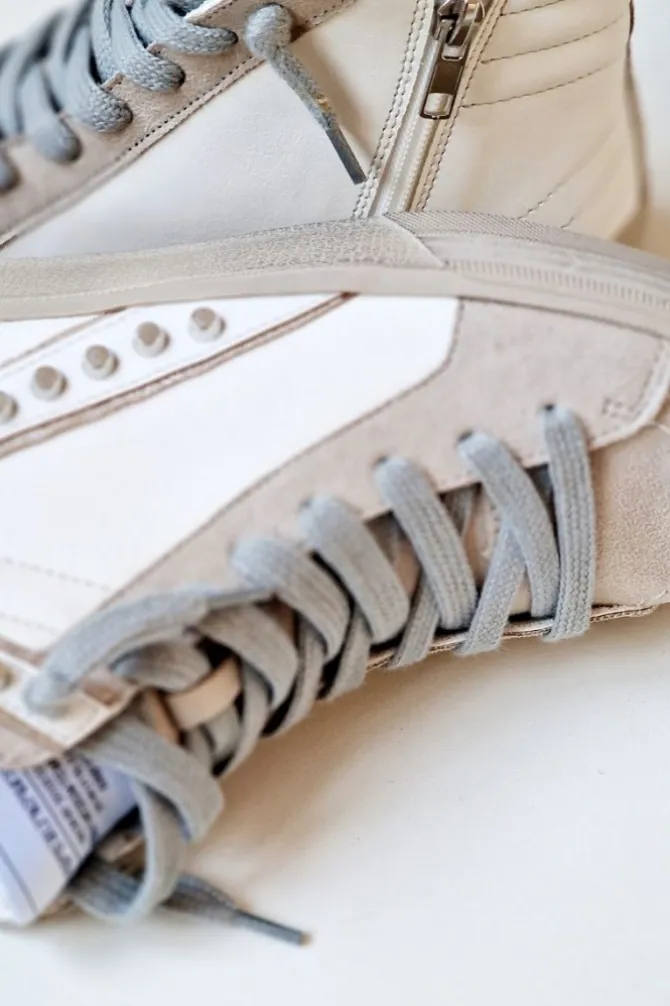 Sneakers blancas con detalles de tachuelas