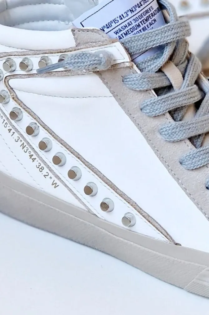 Sneakers blancas con detalles de tachuelas