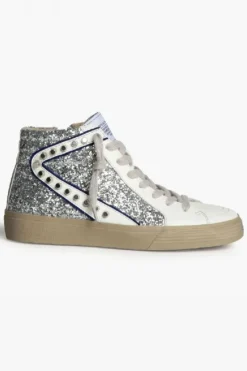 Sneakers plateada con detalle azul, glitter y tachuelas