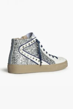 Sneakers plateada con detalle azul, glitter y tachuelas