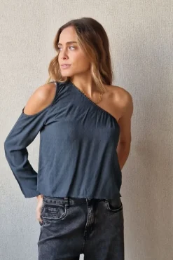 Top asimétrico con aberturas gris