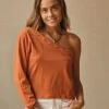 Top asimétrico con estrellas caldero