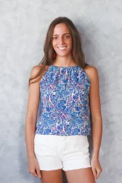 Top Azucena cuello halter estampado azulón