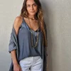 Top de tirantes con detalle raso gris