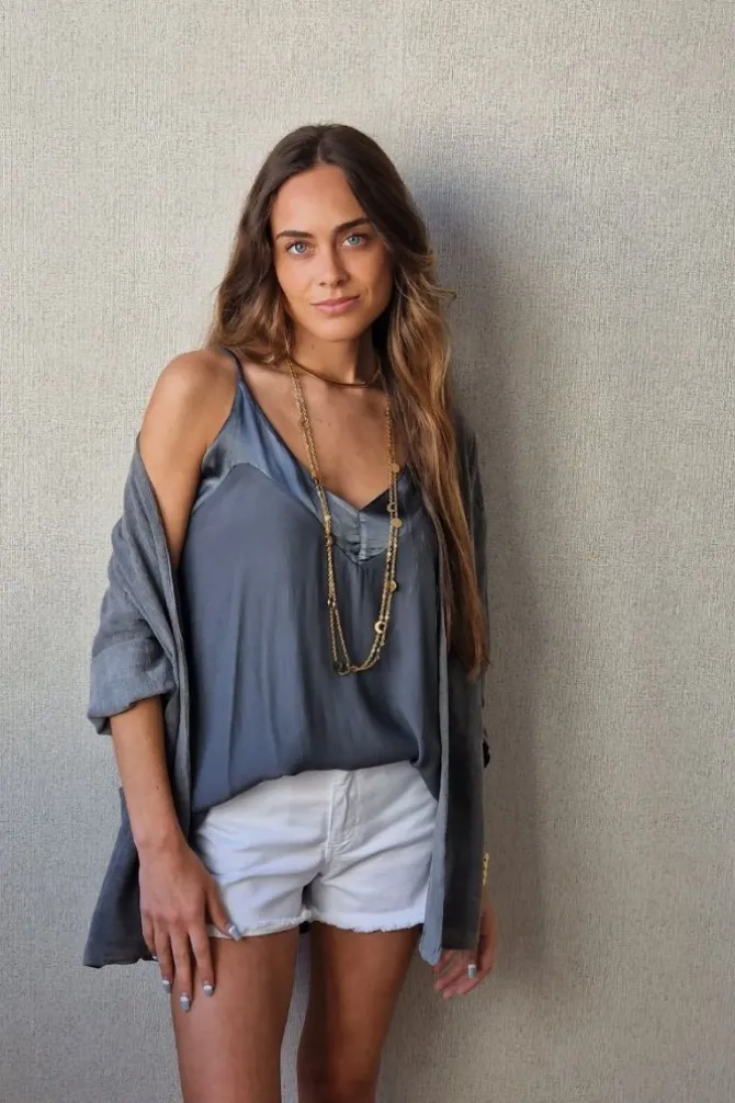 Top de tirantes con detalle raso gris