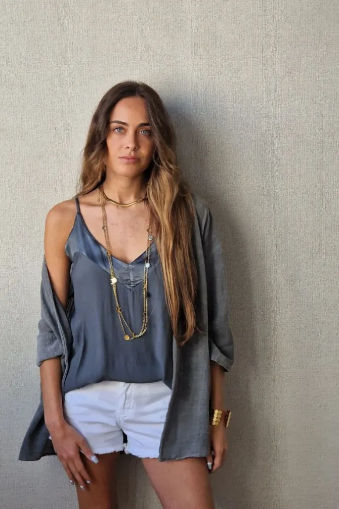 Top de tirantes con detalle raso gris