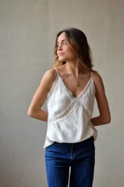 Top lencero con puntilla crudo