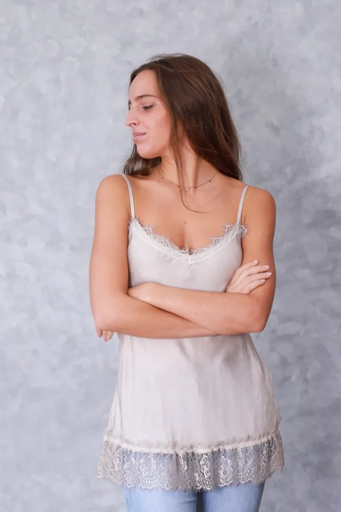 Top lencero con puntilla beige