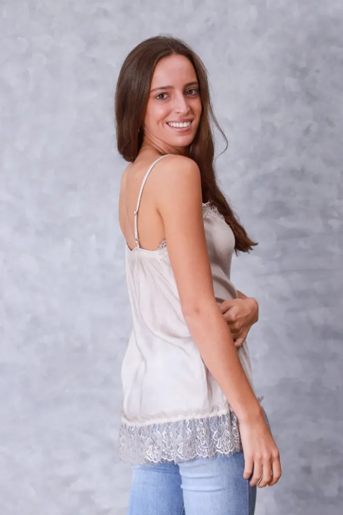 Top lencero con puntilla beige