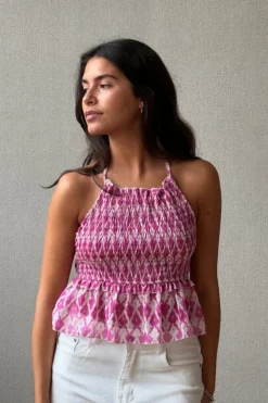 Top nido de abeja cuello halter color rosa