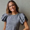 Top nido de abeja y volante gris