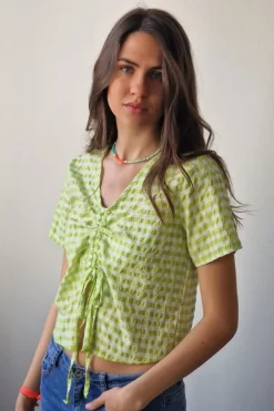 Top teen de cuello pico y detalle fruncido de cuadro vichy color lima