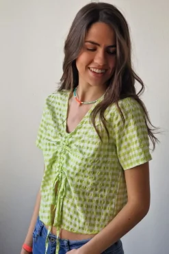 Top teen de cuello pico y detalle fruncido de cuadro vichy color lima