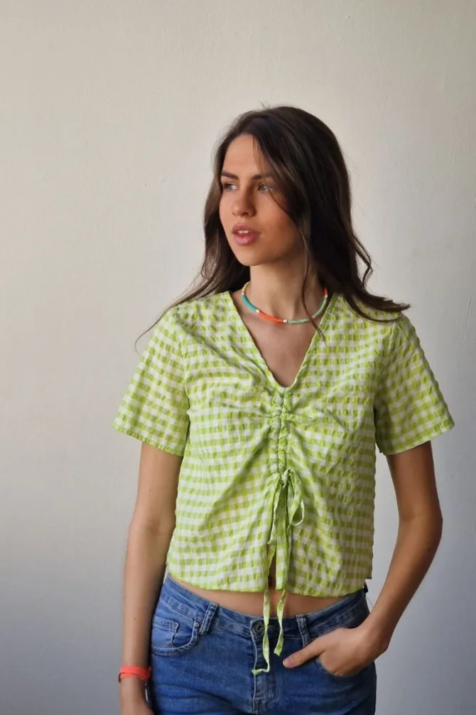 Top teen de cuello pico y detalle fruncido de cuadro vichy color lima