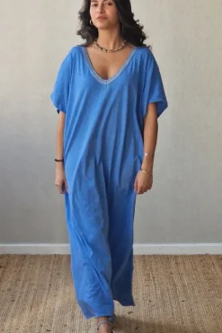 Vestido azulón oversize largo de cuello pico con detalle lurex