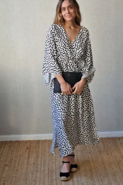 Vestido blanco con lunares negros