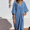 Vestido cuello pico con nudo azul