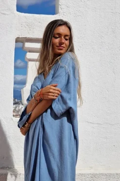 Vestido cuello pico con nudo azul