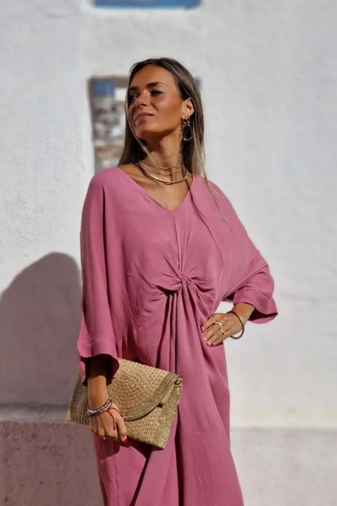 Vestido cuello pico con nudo rosa