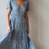 Vestido largo con pico y volantes estampado azul