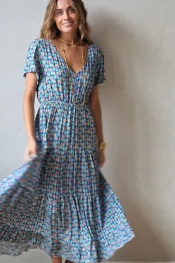 Vestido largo con pico y volantes estampado azul