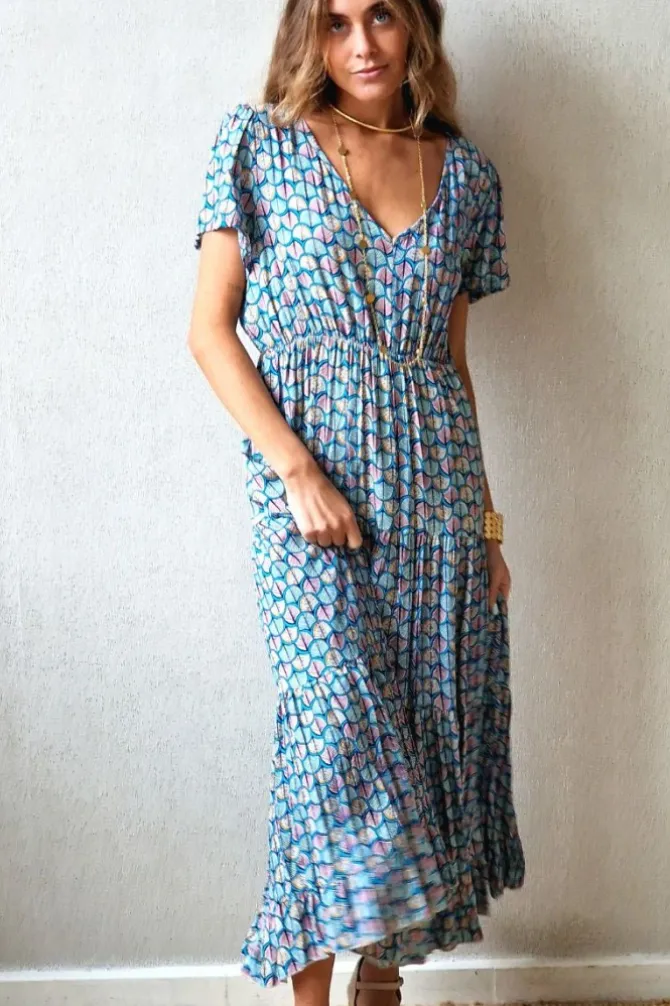 Vestido largo con pico y volantes estampado azul