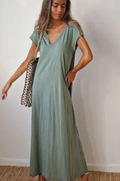 Vestido largo cuello pico verde militar