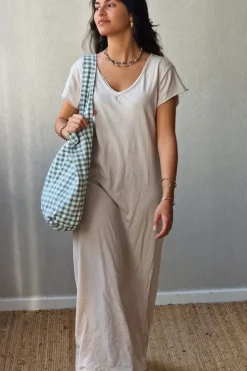 Vestido largo cuello pico beige