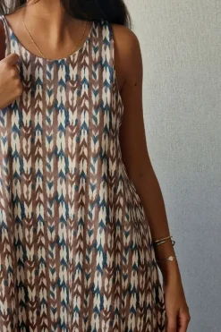 Vestido largo de cuello redondo estampado camel y azul