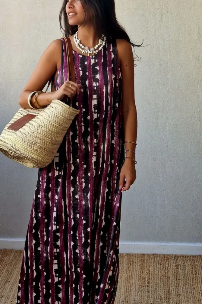 Vestido largo de cuello redondo estampado marrón y fucsia