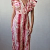 Vestido largo estampado con cuello pico y alerón rosa y beige