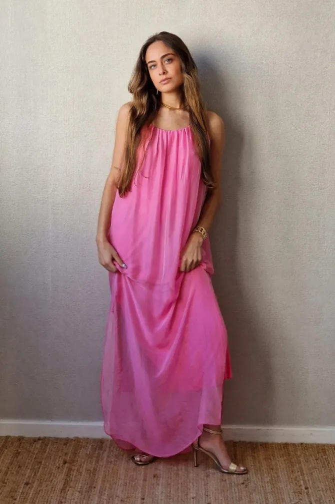 Vestido liso de gasa de tirantes fucsia