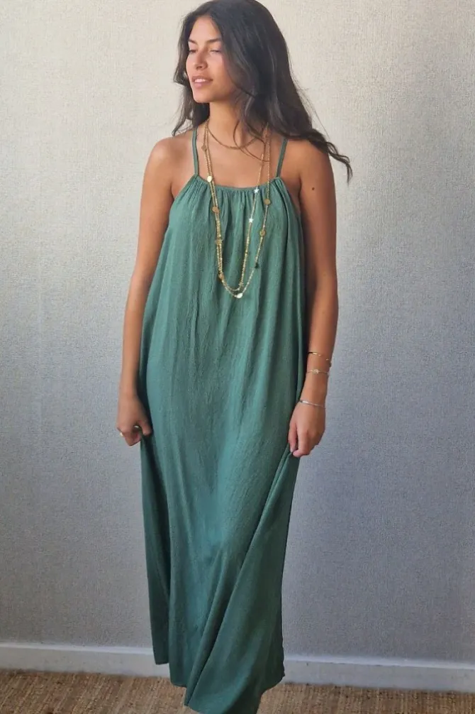 Vestido liso verde de tirantes con tela brillos dorados