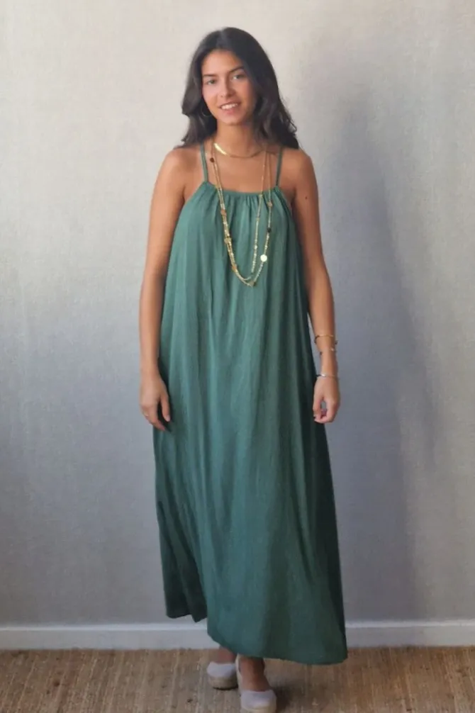 Vestido liso verde de tirantes con tela brillos dorados