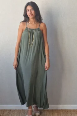Vestido liso verde militar de tirantes con tela brillos dorados