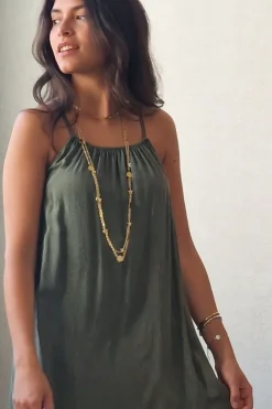 Vestido liso verde militar de tirantes con tela brillos dorados