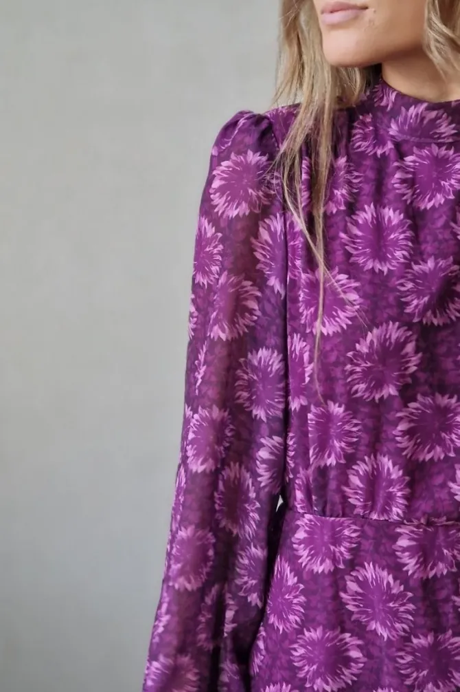 Vestido morado con hombreras