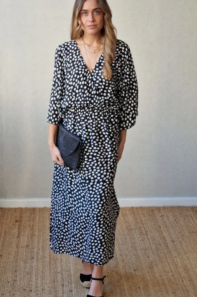 Vestido negro con lunares blancos