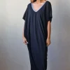 Vestido negro oversize largo de cuello pico con detalle lurex