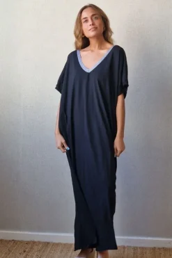 Vestido negro oversize largo de cuello pico con detalle lurex