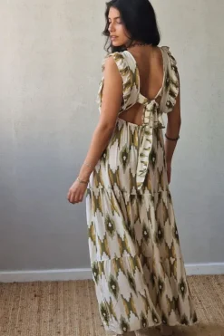 Vestido verde estampado ikat con volantes y lazo en la espalda