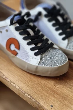 Zapatillas blancas, azul y naranja con detalles en plata